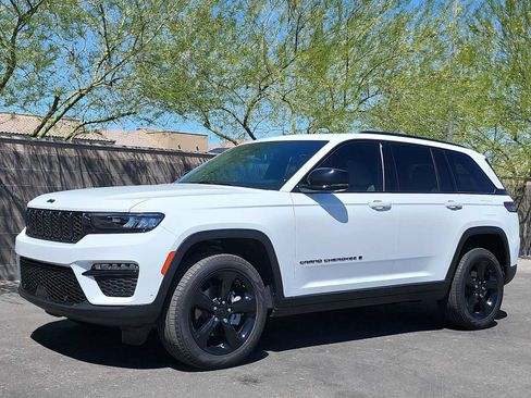 Used 2025 Jeep Grand Cherokee Limited w/ Luxury Tech Group II AWD/4WD image 4