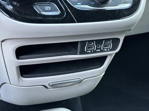 Used 2023 Chrysler Pacifica Touring-L FWD image 26