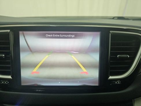 Used 2023 Chrysler Pacifica Touring-L image 8