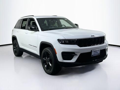 Used 2022 Jeep Grand Cherokee Altitude image 3