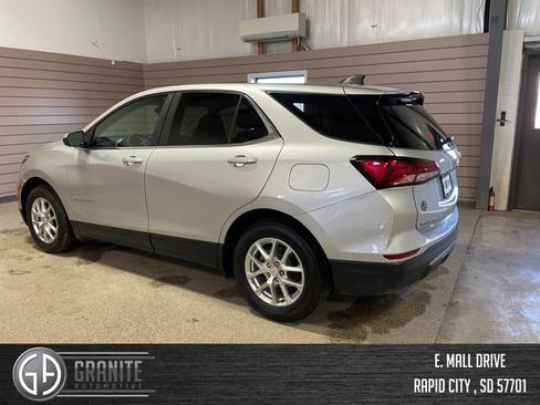 Used 2022 Chevrolet Equinox LT w/ Driver Convenience Package image 3