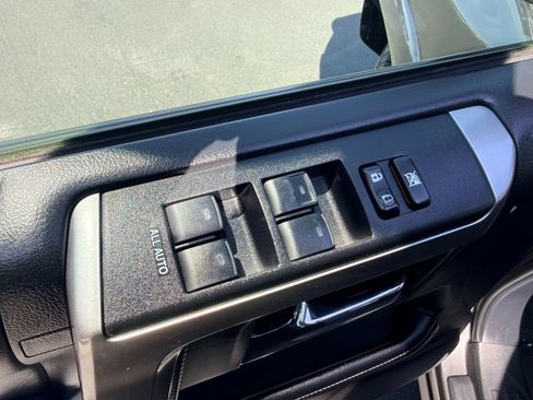 Used 2016 Toyota 4Runner SR5 AWD/4WD image 21