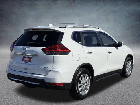 Used 2017 Nissan Rogue SV image 3