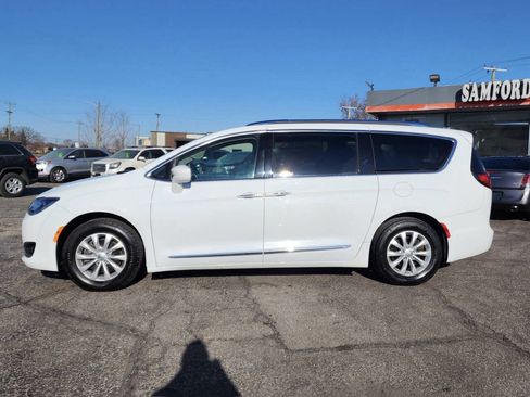 Used 2018 Chrysler Pacifica Touring-L image 3