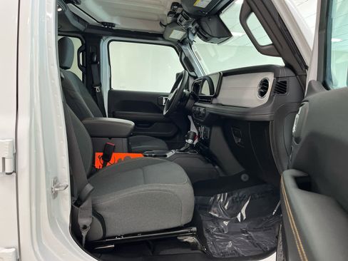 Used 2025 Jeep Wrangler Sahara image 18