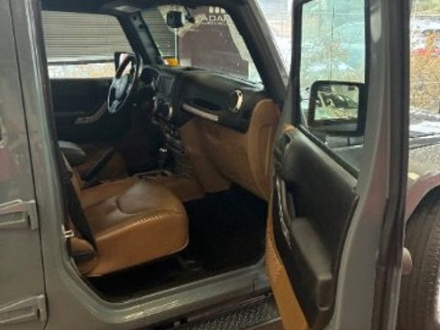 Used 2014 Jeep Wrangler Unlimited Sahara w/ Connectivity Group image 27