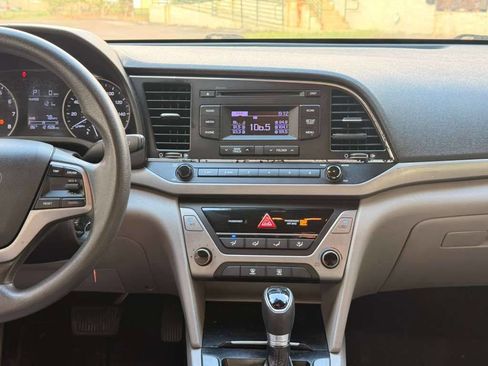 Used 2018 Hyundai Elantra SE FWD image 16
