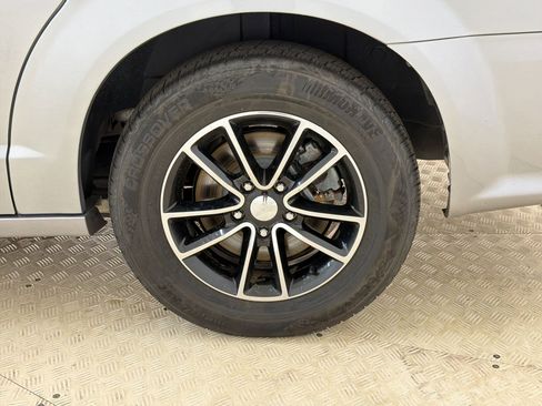 Used 2019 Dodge Grand Caravan SE FWD image 12