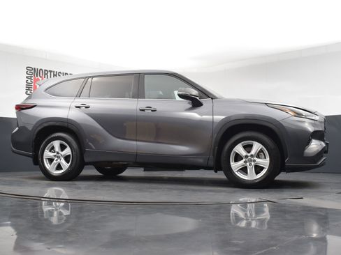Used 2024 Toyota Highlander LE AWD/4WD image 30