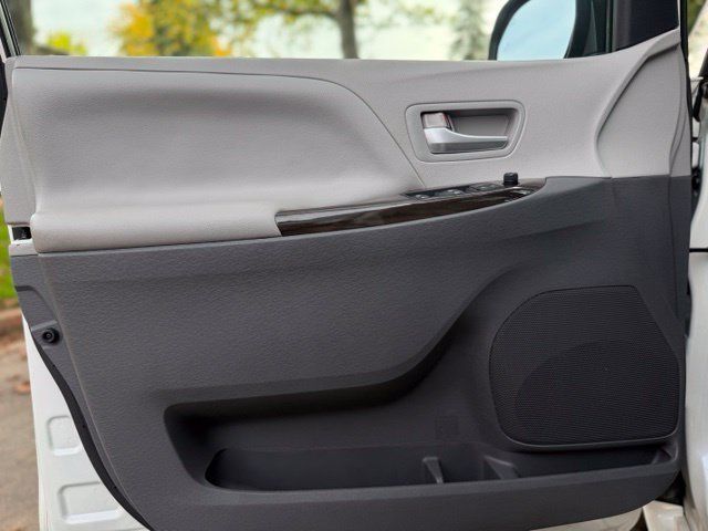 Used 2015 Toyota Sienna XLE w/ XLE Navigation Package FWD image 12