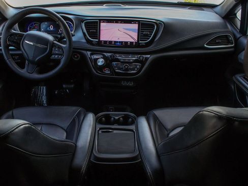 Used 2024 Chrysler Pacifica Limited FWD image 39