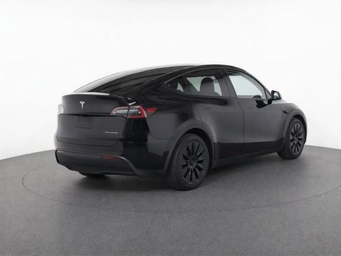 Used 2024 Tesla Model Y Long Range AWD/4WD image 3