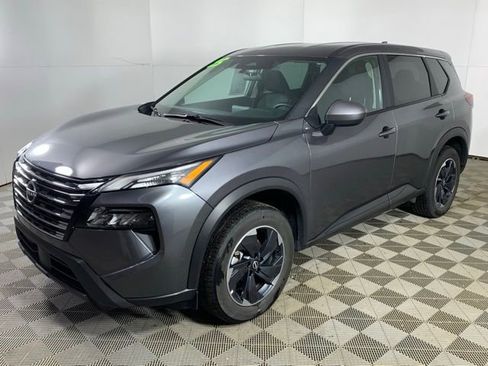 Used 2025 Nissan Rogue SV image 2