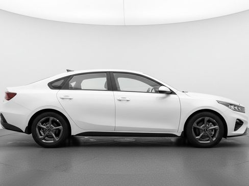 Used 2025 Kia K4 LXS image 11