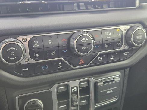 Used 2024 Jeep Wrangler Unlimited Sahara w/ Technology Group image 21