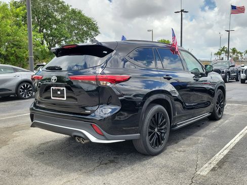 Used 2023 Toyota Highlander XSE FWD image 11