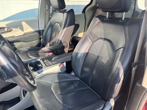 Used 2018 Chrysler Pacifica Touring-L FWD image 32