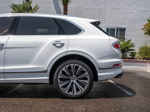 Used 2022 Bentley Bentayga AWD/4WD image 30