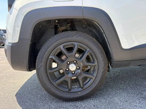 Used 2019 Jeep Renegade Latitude w/ Cold Weather Group AWD/4WD image 22