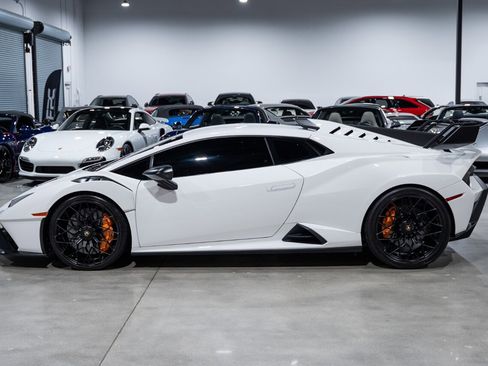 Used 2022 Lamborghini Huracan STO RWD image 3