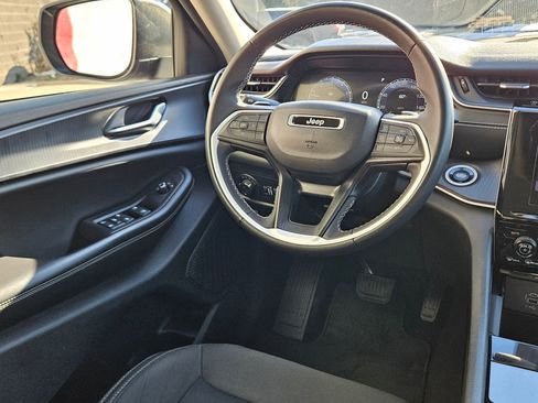 Used 2024 Jeep Grand Cherokee Laredo image 9