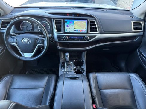 Used 2019 Toyota Highlander XLE AWD/4WD image 17