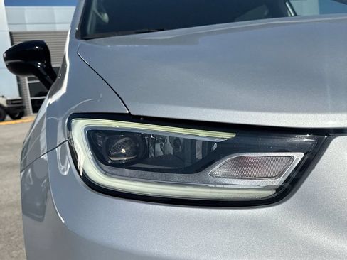 Used 2024 Chrysler Pacifica Touring-L FWD image 11