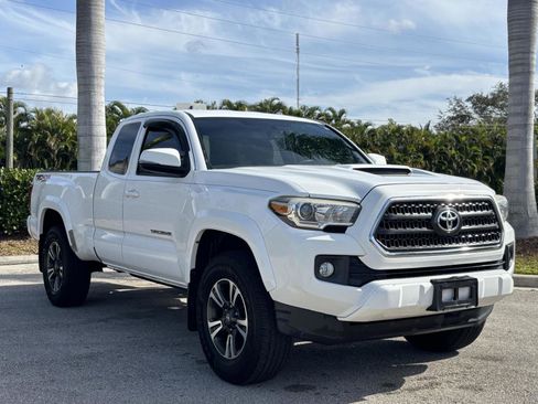 Used 2017 Toyota Tacoma TRD Off-Road image 3