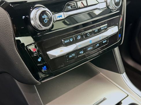 Used 2022 Ford Explorer Limited image 24