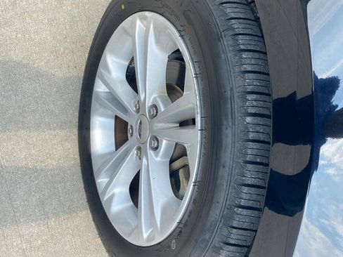 Used 2016 Ford Taurus SEL FWD image 11