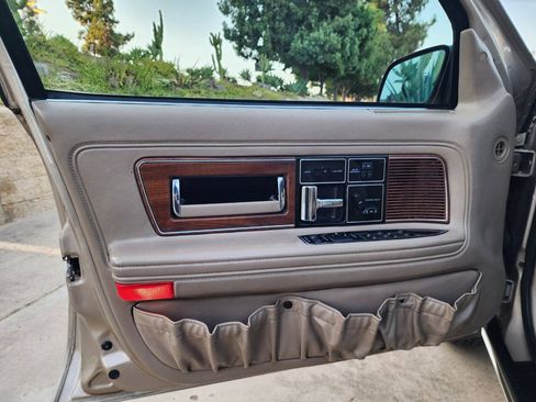 Used 1988 Lincoln Continental Signature FWD image 38