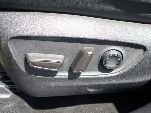 Used 2020 Toyota Highlander XLE image 18