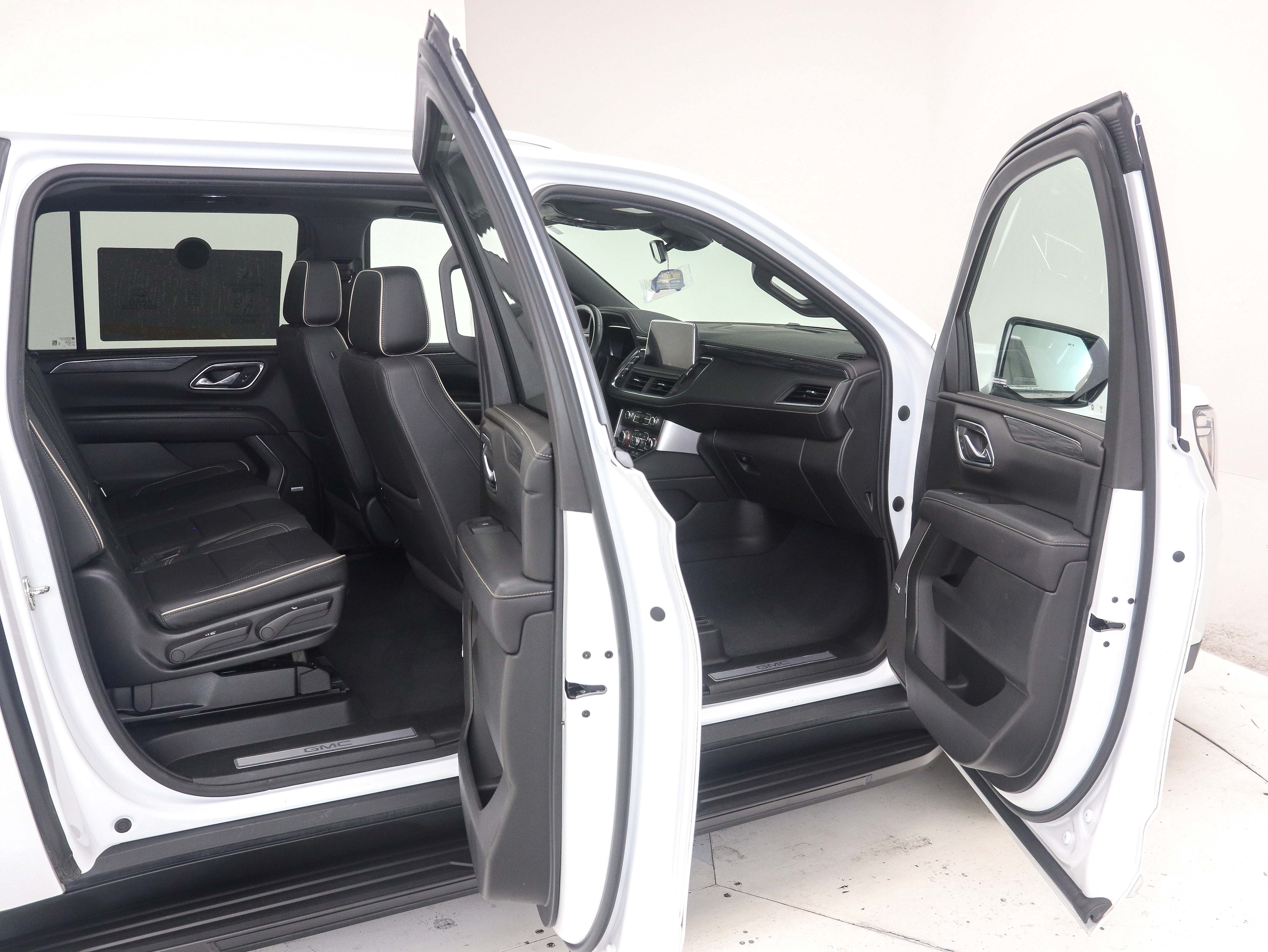 Used 2023 GMC Yukon XL SLT AWD/4WD image 10