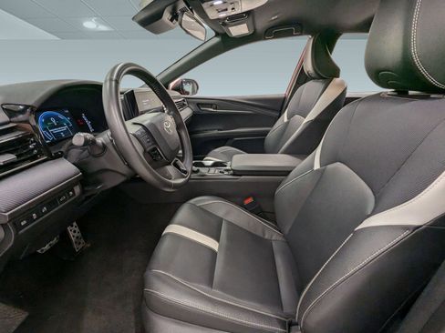 Used 2025 Toyota Camry SE image 4