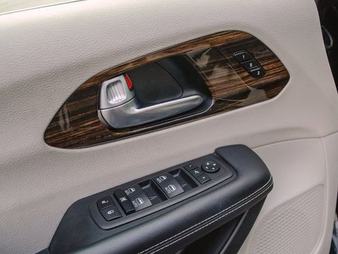 Used 2023 Chrysler Pacifica Limited image 26