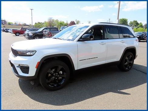 Used 2023 Jeep Grand Cherokee Limited w/ Black Appearance Package AWD/4WD image 3