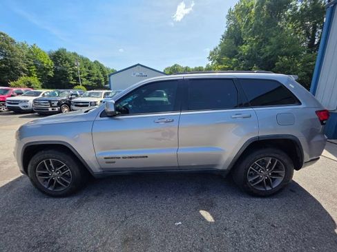 Used 2016 Jeep Grand Cherokee Laredo 75th Anniversary AWD/4WD image 8