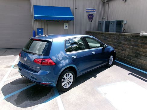 Used 2017 Volkswagen Golf SE image 7