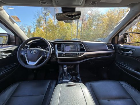 Used 2017 Toyota Highlander XLE image 2