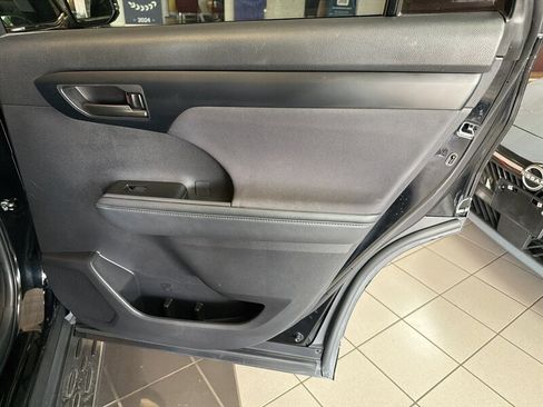 Used 2025 Toyota Highlander LE FWD image 23