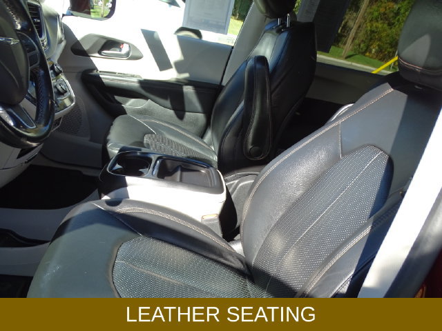 Used 2020 Chrysler Pacifica Touring-L FWD image 3