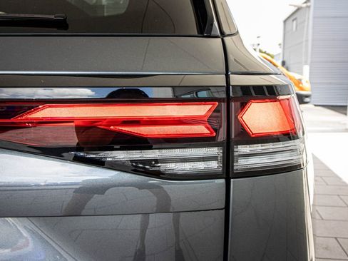 New 2026 Volkswagen Tiguan SE R-Line FWD image 17