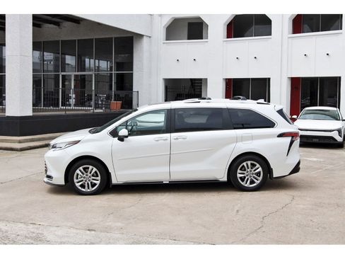 Used 2025 Toyota Sienna Limited AWD/4WD image 4