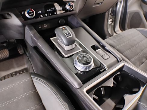 Used 2023 Mitsubishi Outlander SE image 18