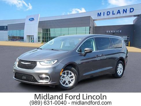Used 2023 Chrysler Pacifica Touring-L FWD image 1