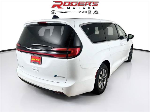 Certified 2024 Chrysler Pacifica Limited FWD image 8