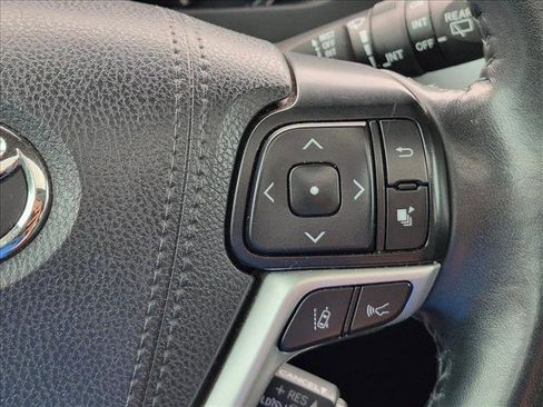 Used 2019 Toyota Highlander XLE FWD image 14