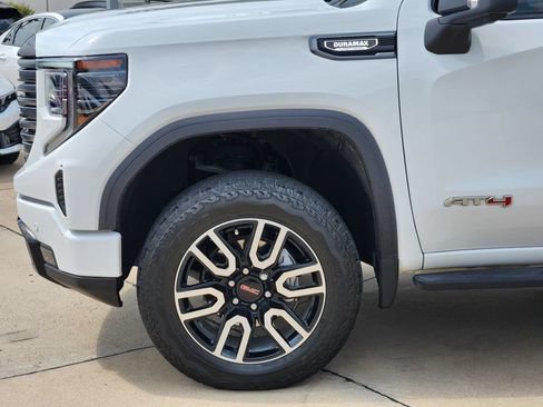 Used 2025 GMC Sierra 1500 AT4 w/ AT4 Premium Package AWD/4WD image 14