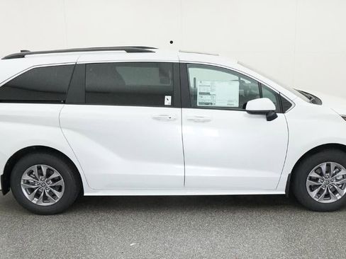New 2026 Toyota Sienna XLE image 11