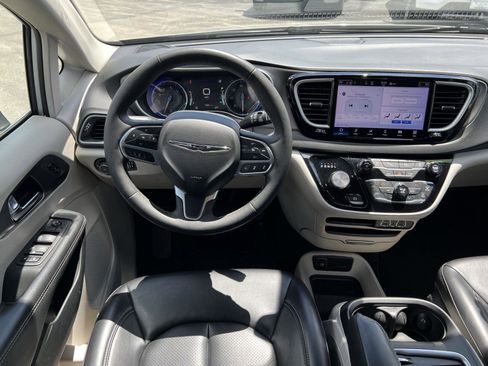 Used 2023 Chrysler Pacifica Touring-L FWD image 17